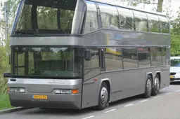 Held bouwt tourbus om tot gruwelijke camper