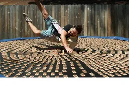 Gozer springt op trampoline met 1.000 muizenvallen en het is pure kunst