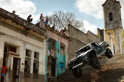 850 pk sterke Trophy Truck dendert door de straten van Havana