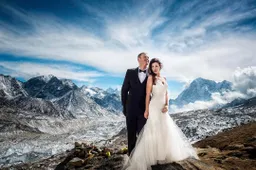 Koppel beklom de Mount Everest om te trouwen en de foto's zijn adembenemend