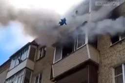 Heldhaftige vader redt zijn familie door ze van het balkon te gooien