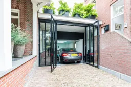 Deze villa in Rotterdam heeft een gruwelijke James Bond garage