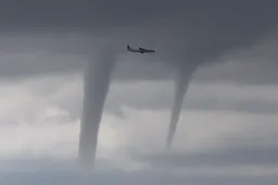 Piloten manoeuvreren vliegtuig knap tussen drie windhozen door