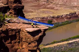 Waaghalzen watersliden van 152 meter hoge cliff