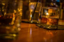 Werkgever stuurt jou de wereld rond om whiskey te drinken en promoten