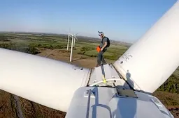 Basejumpers springen vanaf windmolen het avontuur tegemoet