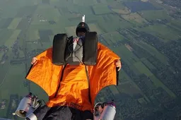 Gestoorde wingsuit pro jumpt van 1,5 kilometer hoogte uit ballon