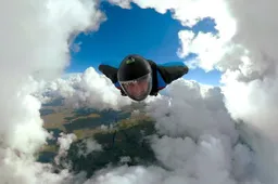 Wingsuiters schieten waanzinnige beelden tussen de wolken