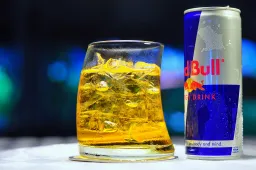 Onderzoekers bewijzen dat je een ongeleid projectiel wordt van wodka Red Bull