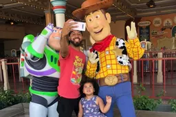 Enthousiaste vader maakt selfie met Woody en Buzz Lightyear en vergeet zijn dochter