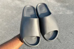 Zo ziet de nieuwste Adidas Yeezy Slide eruit