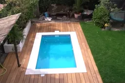 Handige vrouw bouwt zelf een zwembad in de tuin