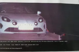 Franse eigenaar van een Alpine A110 krijgt boete op de mat terwijl er niemand in zijn auto reed