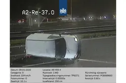 Deze snelheidsduivel wordt met zijn auto op zijn kant geflitst met een snelheid van 104 km/u