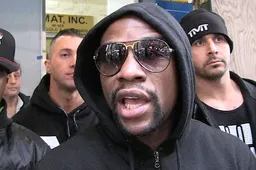 Floyd Mayweather veegt de vloer aan met Conor McGregor