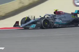 Formule 1 team van Mercedes laat 'sidepods' weg tijdens tweede testdag
