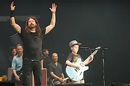 Dave Grohl laat 10-jarig eindbaasventje Enter Sandman van Metallica spelen