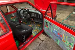 Nostalgisch touren met een verkeerskleed-beklede Ford Fiesta