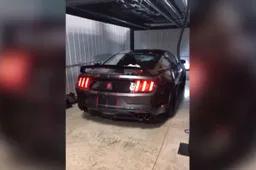 Laat je zoon nooit in je gloednieuwe Ford Mustang rijden 