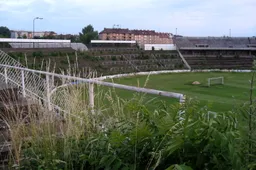 Spooky foto’s van verlaten voetbalstadions barsten van de nostalgie