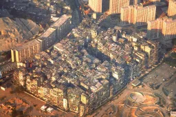 Kowloon Walled City: in deze idioot dichtbevolkte stad mocht bijna alles