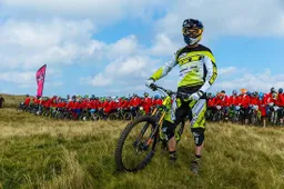 Eén prof mountainbiker neemt het op tegen 400 amateurs