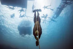 Alexey Molchanov verbreekt wereldrecord freediven met een diepte van 130 meter