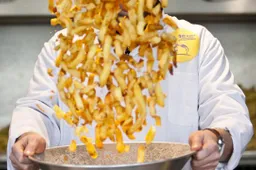 Belgisch jongetje wordt geboren in snackbar en krijgt levenslang gratis friet cadeau
