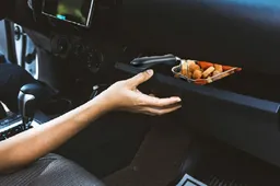 Lekker snacken in de auto: deze frituurpan past in je dashboard