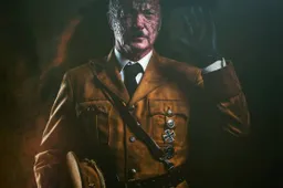 Iron Sky 2 komt met een Adolf Hitler op de rug van een T-Rex