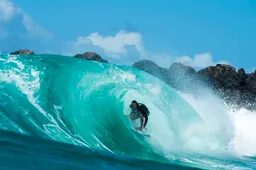 Surfkoning laat de mooiste plekjes zien waar je de golven kunt bedwingen