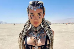 Bloedmooie vrouwen showen hun pikante outfits op Burning Man 2022