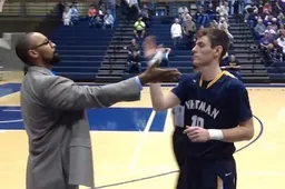 Basketbalcoach heeft aparte crazy handshake voor elke speler