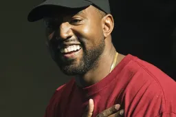 Kanye West trekt tanden eruit en plaatst titanium gebit à la James Bond schurk