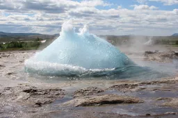 Laat je hypnotiseren door fenomenale IJslandse geisers in 4K slow motion