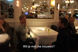 Deze gasten faken een huwelijksaanzoek om gratis eten te scoren