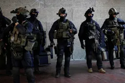Franse overvallers lopen McDonalds vol special forces-soldaten binnen