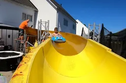 Man bouwt eigen een waterglijbaan in zijn achtertuin