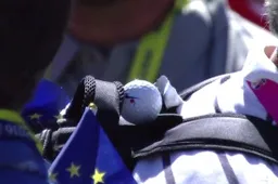 Golfer slaat geniale bal die eindigt in een rugtas