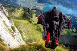Lefgozer met wingsuit flirt met de dood