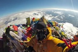 Gozer snoert Flat Earth Society de mond met selfie vanaf top Mount Everest