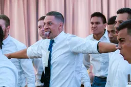 Vrienden van bruidspaar doen imposante haka op huwelijksdag