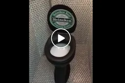 Nederlandse gast bouwt geniale Heineken wc van bierdopjes