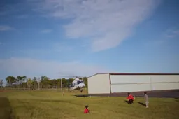 Vader trekt losse tand zoontje met behulp van helikopter