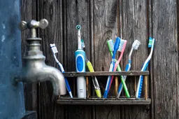 Waarom elektrisch tandenpoetsen beter is dan het gebruik van een handtandenborstel
