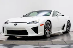 Je kunt rondrijden in de zeldzame Lexus LFA van Paris Hilton