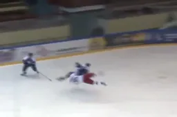 IJshockeyspeler krijgt de hardste bodycheck ooit te verwerken
