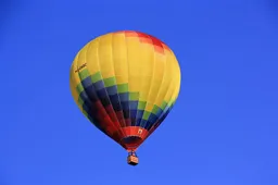 Luchtballon maakt een noodlanding op een voetbalveld in Limburg