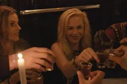 Eén grote party in aflevering 5 van Hot Summer