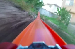 In first person met een speelgoedautootje meecrossen is de vetste video van de week